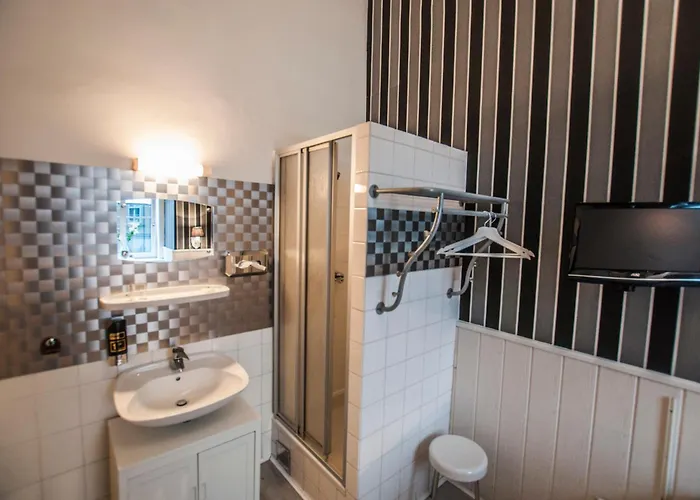 Urban Budget Hotel- Unique Boutique On Location Hotel *
